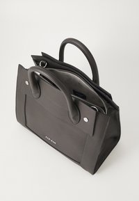 Borsa a tracolla in pelle nera con texture, manici rotondi doppi, chiusura a zip, tasca frontale e accessori in argento. Incisione del logo sul frontale.