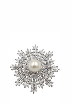 Spilla in argento con una perla centrale circondata da un motivo a esplosione di gemme chiare a taglio marquise, caratterizzata da dettagli metallici intricati.
