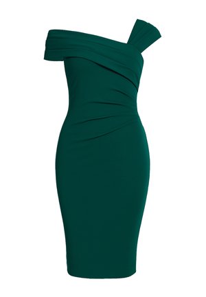 Ciemnozielona, dopasowana sukienka midi z odkrytymi ramionami, z plisowanym wykończeniem na jednym ramieniu i delikatnym marszczeniem na talii.