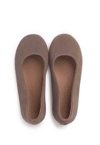 Bailarinas de ante marrón con puntera redondeada, diseño minimalista y textura suave. El interior es de un marrón más claro.