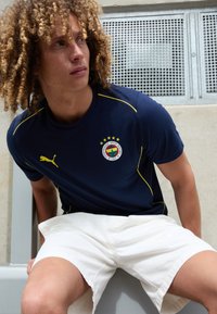 Puma FENERBAHCE ISTANBUL CASUALS TEE - Klubové oblečení - club navy/speed yellow