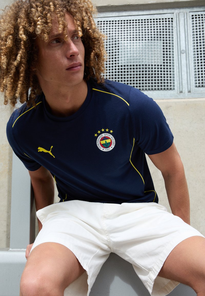 Puma FENERBAHCE ISTANBUL CASUALS TEE - Klubové oblečení - club navy/speed yellow