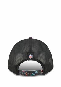 Casquette de baseball en mesh noire avec une sangle ajustable colorée et tachetée, et une étiquette de logo NFL à l'arrière. Forme arrondie avec un design minimaliste.