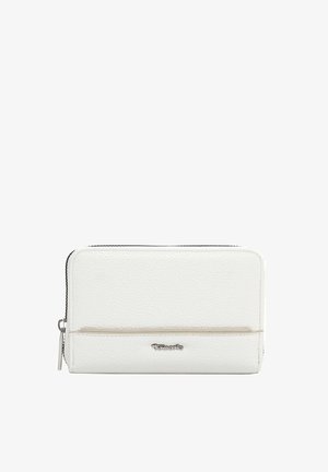 Wit leren portemonnee met textuur en ritssluiting, voorzien van een zilverkleurig logo en een horizontale ritssluiting aan de voorkant.