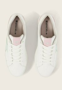 Sneaker bianche con texture in pelle liscia, con accenti rosa pastello e verde menta, punta tonda e lacci piatti. Logo del marchio sulla linguetta.