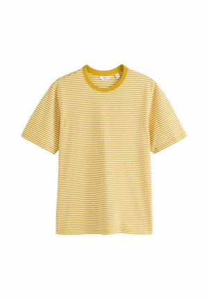 Kurzärmeliges T-Shirt mit Rundhalsausschnitt mit senf- und weißen horizontalen Streifen, flach auf weißem Hintergrund präsentiert.