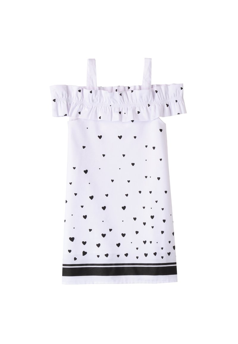 Witte off-the-shoulder jurk met zwarte hartpatronen, gerimpelde halslijn en een zwarte streepaccent aan de zoom. Soepele stoftextuur.