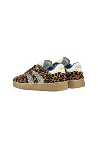 Sneakers con stampa leopardata, strisce argento glitterate, suole in gomma beige e dettagli grigi testurizzati su linguetta e tallone.