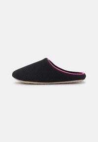 Black slip-on slipper with a ribbed texture, featuring a soft pink lining and a beige sole. Simple, rounded design for comfort.
