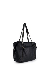 Černá kožená taška přes rameno s hřebíkovými detaily, dvěma dlouhými uchy a zipem na vrchu. Obsahuje vnější kapsu a texturovaný povrch.