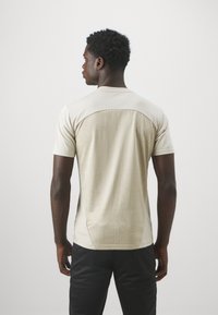 Puma AC MILAN PREMATCH - T-Shirt sport - putty/prairie tan