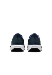 Un paio di scarpe da corsa blu navy con suole bianche, viste da dietro su uno sfondo bianco.