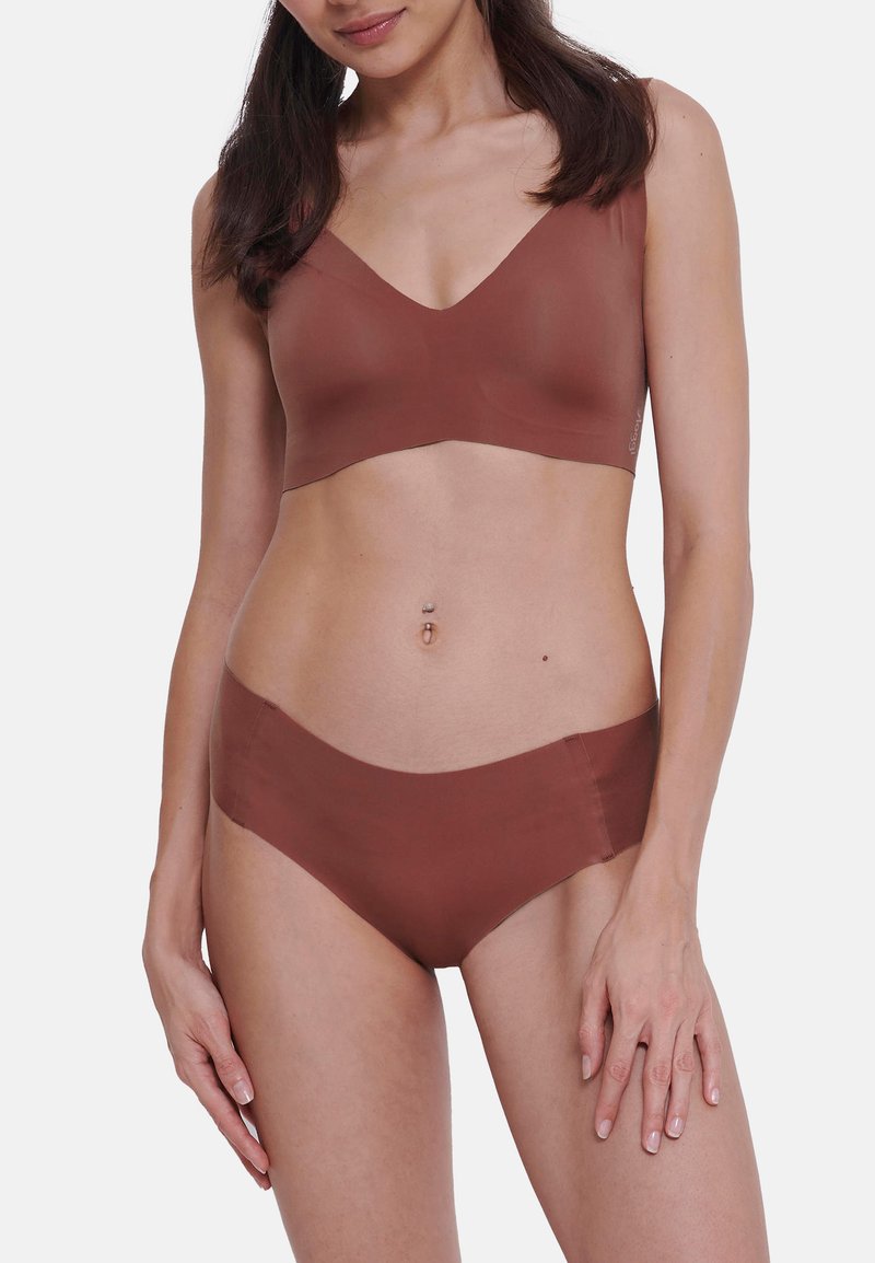 Bruin naadloze bralette en slipset met een zachte, elastische stof; v-hals ontwerp met brede banden en gemiddelde bedekking.