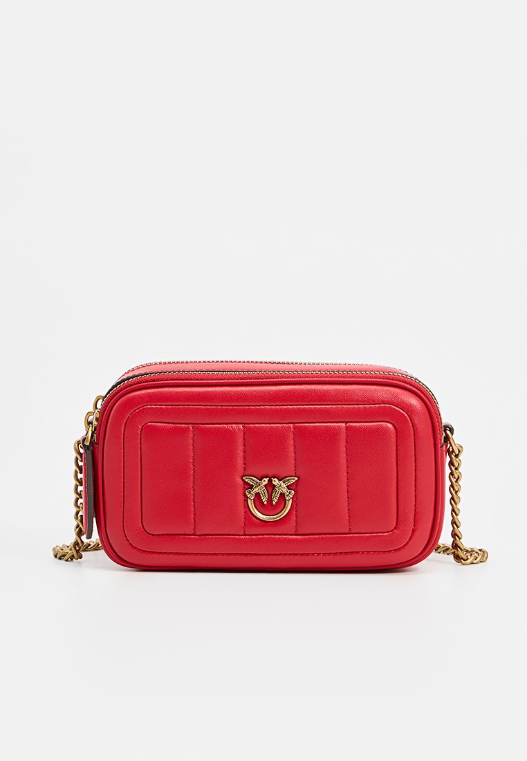 Sac à bandoulière en cuir rouge avec un design matelassé, matériel doré, forme rectangulaire et chaîne en bandoulière. Présente un détail de logo décoratif sur le devant.