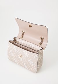 Borsa a tracolla in pelle sintetica beige con motivo a diamante e logo, dotata di chiusura a scatto magnetico e hardware color oro, con scomparti interni.