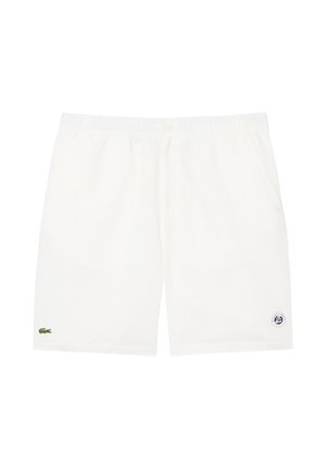 Pantalones cortos con cintura elástica blanca, bolsillos laterales, un pequeño logo de cocodrilo verde en la pierna izquierda y un emblema circular azul marino y blanco en la pierna derecha.