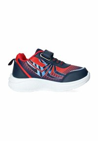 Scarpe sportive blu e rosse con tomaia in rete, fascia in velcro, suola bianca e accenti testurizzati con motivi geometrici.