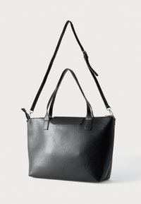 Μαύρη δερμάτινη τσάντα tote με δύο χειρολαβές στο επάνω μέρος και αποσπώμενο ιμάντα ώμου. Λείος υφή, δομημένο σχήμα και μινιμαλιστικός σχεδιασμός.