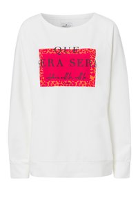 Biały sweatshirt z raglanowymi rękawami, z różowo-czerwonym graficznym prostokątem w nadruk w panterkę oraz czarnym tekstem na wierzchu.