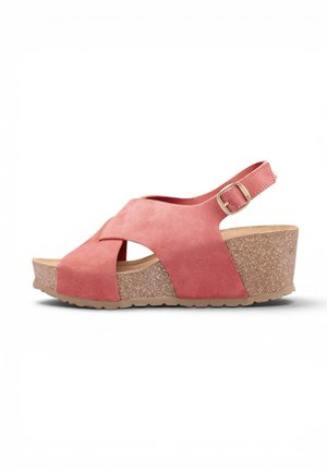 Sandalia cuña de ante rosa con tiras cruzadas, hebilla ajustable en el tobillo y suela de plataforma con textura de corcho sobre fondo blanco.