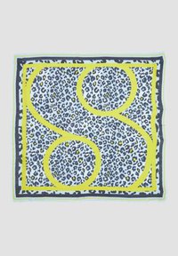 Leopardprint sjaal met gedurfde gele en zwarte geometrische vormen. Zachte stof met een franjerand, voornamelijk op een lichtblauwe achtergrond.