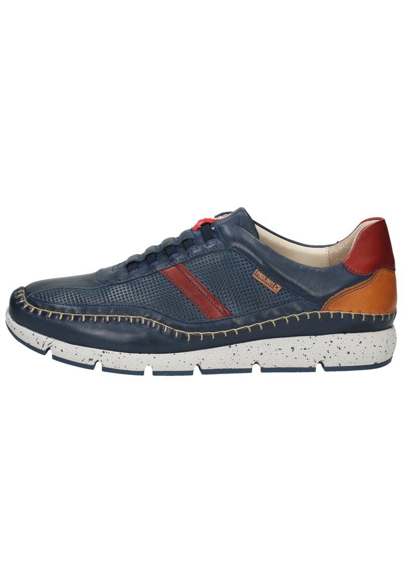 Marineblå sneakers med røde accenter, perforeret læder og en spraglet hvid sål. Har synlig detaljering og et klassisk snørebåndsdesign.