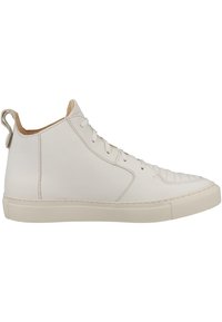 Wysokie trampki z białej skóry z teksturowanym noskiem, wyściełanym kołnierzem, gumową podeszwą i tylną pętlą do łatwego zakładania.