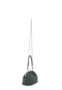 Borsa a manico corto con perline verdi e design arricciato, hardware argento. Presenta una lunga tracolla in catena per un'usabilità versatile.