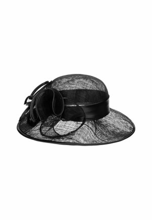Schwarzer, weitkrempiger Hut aus transparentem Stoff, mit einem Satinband und geschichteten floralem Akzenten auf einer Seite. Strukturierte, elegante Gestaltung.
