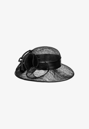 Schwarzer, weitkrempiger Hut aus transparentem Stoff, mit einem Satinband und geschichteten floralem Akzenten auf einer Seite. Strukturierte, elegante Gestaltung.