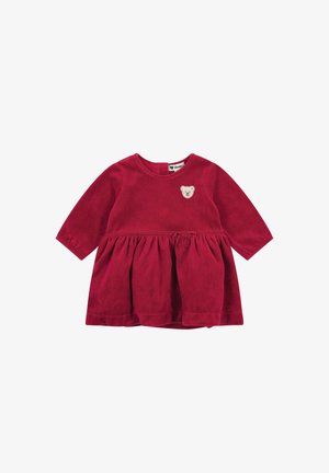 Rotes Velourskleid mit langen Ärmeln, ausgestelltem Rock, Schleifendetail in der Taille und einem Teddybär-Applikation auf der Brust.
