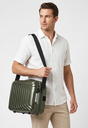 Redolz, ESSENTIALS 01 BEAUTYCASE 34 CM UNISEX - Kulturbeutel - olive metallic