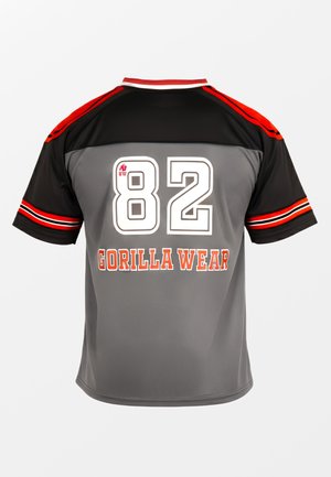 Sportshirt met korte mouwen in zwart, rood en grijs, met het nummer 82 en de tekst "GORILLA WEAR" op de achterkant.