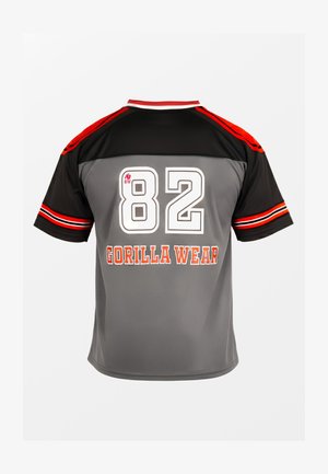 Sportshirt met korte mouwen in zwart, rood en grijs, met het nummer 82 en de tekst "GORILLA WEAR" op de achterkant.