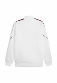 Hvid sweatshirt med høj krave, kontrasterende maroon mønster på skuldrene og ribbede manchetter, der har et glat, struktureret stof.