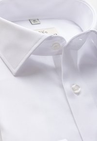 Valge puuvillane kleit-särk laia kraega, kaks nuppe lähedal kraele ja eesmisel sulgmisel kinnitatud, sees nähtav suuruse silt.