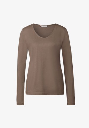 Langärmliges Oberteil mit rundem Ausschnitt in einem sanften Brauton, aus weichem Stoff mit glatter Textur und minimalen Nähdetails.