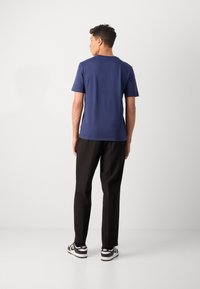 Scotch & Soda REGULAR FIT LEFT CHEST LOGO - Potiskana majica - peacoat