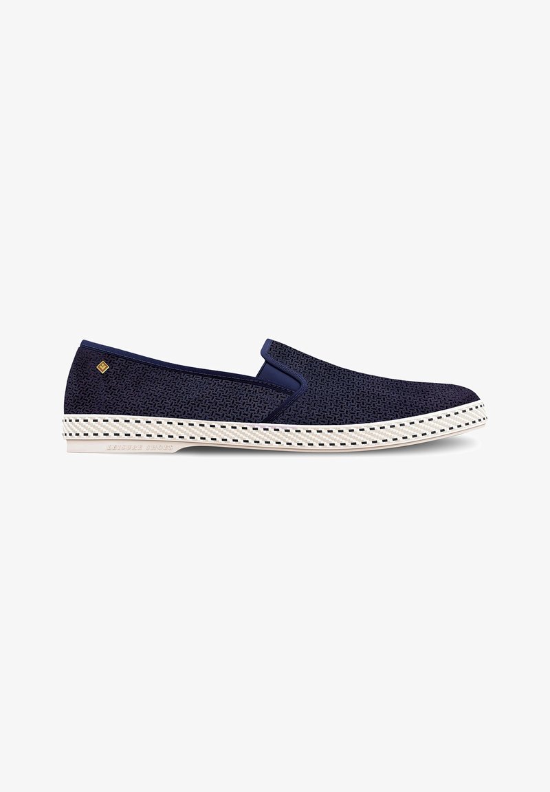 Marinefarbene Slipper mit einem perforierten Mesh-Obermaterial, Gummisohle und einer weißen, gewebten Zwischensohle mit schwarzer Naht. Dezente Logo-Details Nähe der Ferse.
