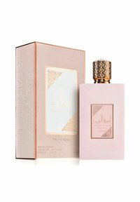 Parfymflaska med en matt rosa yta, utsmyckad guldlock och rektangulär form. Åtföljd av en matchande präglad låda i mjuk rosa.