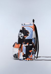 Un sac à dos multicolore avec des motifs géométriques en noir, orange et bleu, doté d'une poche avant et de bretelles réglables. Fabriqué en tissu résistant.