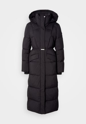 Lange zwarte gewatteerde winterjas met capuchon, voorzakken, een ceintuurlijn en een ritssluiting aan de voorkant, gepresenteerd op een witte achtergrond.