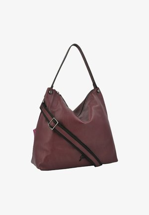Borsa a tracolla in pelle bordeaux con chiusura a zip, caratterizzata da un design morbido, tracolla nera regolabile e logo impresso sul davanti.