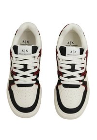 Un paio di sneakers Armani Exchange bianche, nere e bordeaux con lacci bianchi, perforazioni visibili e etichette con il marchio sulla linguetta.