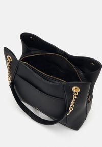 Borsa in pelle nera a texture a ciottoli con manici a catena in tono oro, scomparti con zip e una tasca frontale. Interno spazioso con finitura texture.