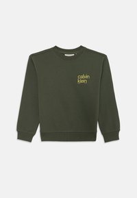 Sweatshirt vert olive en coton avec des manches longues, des poignets et un bas côtelés, arborant un logo jaune sur la poitrine. Design simple avec col rond.