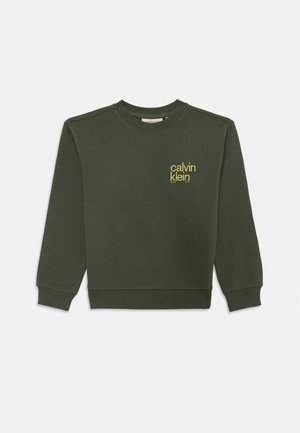 Sweatshirt vert olive en coton avec des manches longues, des poignets et un bas côtelés, arborant un logo jaune sur la poitrine. Design simple avec col rond.