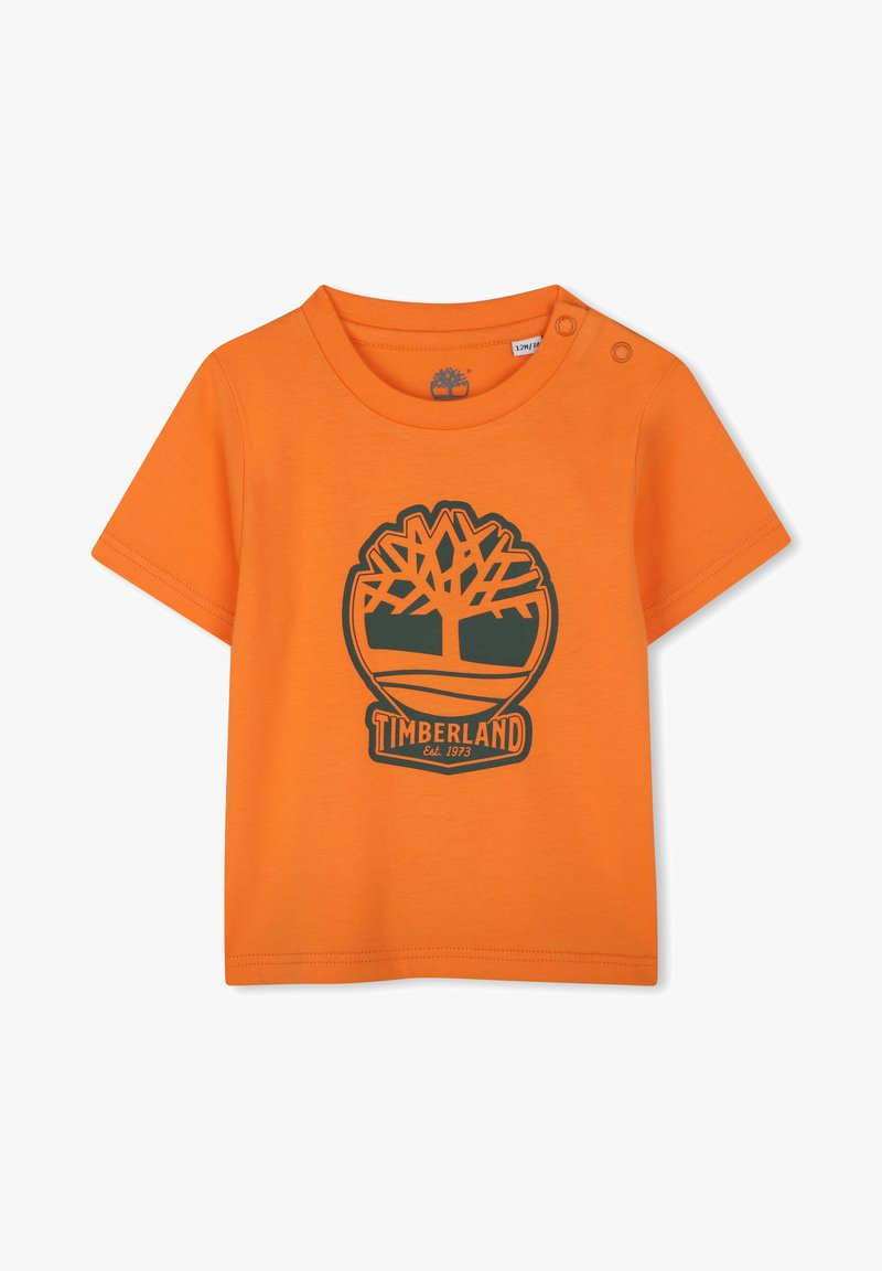 Oranje katoen t-shirt met korte mouwen, met een donkergroen Timberland-logo en boomafbeelding. Inclusief drukknopen op de schouder.