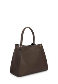 Brązowa skórzana torba tote o uporządkowanym kształcie, z krótkimi uchwytami i gładką teksturą. Posiada przednią kieszeń oraz złote akcenty.