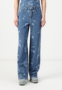 Lyseblå denim bredbenede bukser med et subtilt kirsebærmønster, fem lommer og høj talje med bæltesløjfer.